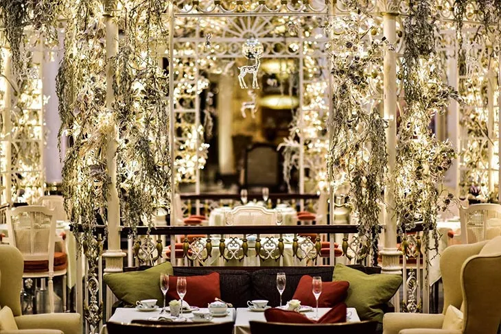 The Savoy’de ışıltılı yılbaşı süslemeleri arasında servis edilen şampanyalı Noel afternoon tea deneyimi, Londra.