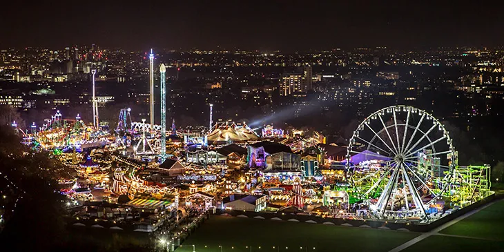 Hyde Park Winter Wonderland’de dev dönme dolap ve ışıklarla aydınlanan eğlence alanı, Londra’nın yılbaşı festival atmosferi.
