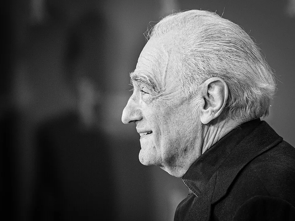 Yönetmen Martin Scorsese'nin siyah beyaz, yakın çekim profil fotoğrafında, beyaz saçlı, yaşlı yüzünde derin çizgiler ve hafif, düşünceli bir gülümseme belirgin; kariyerindeki az bilinenler üzerine kafa yoruyormuşçasına uzaklara bakıyor gibi görünüyor.