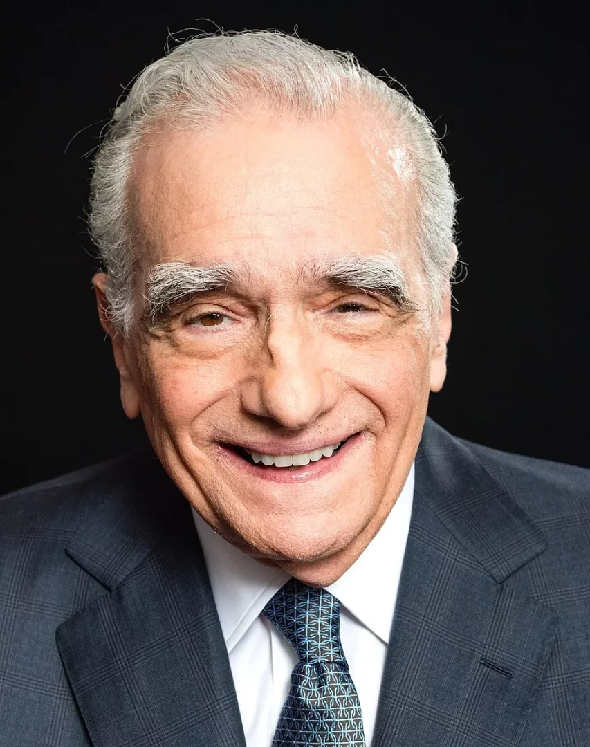 Yakın çekim portrede, parlak beyaz saçları ve kaşlarıyla karakteristik bir gülümsemeyle kameraya bakan ünlü yönetmen Martin Scorsese, kariyerinin Martin Scorsese filmleri üzerine detaylı bir inceleme sunan bu yazıya eşlik ediyor.
