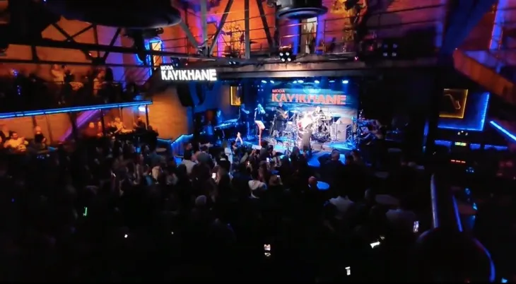 Kadıköy Moda Kayıkhane’de kalabalık konser atmosferi ve canlı performans sahnesi.
