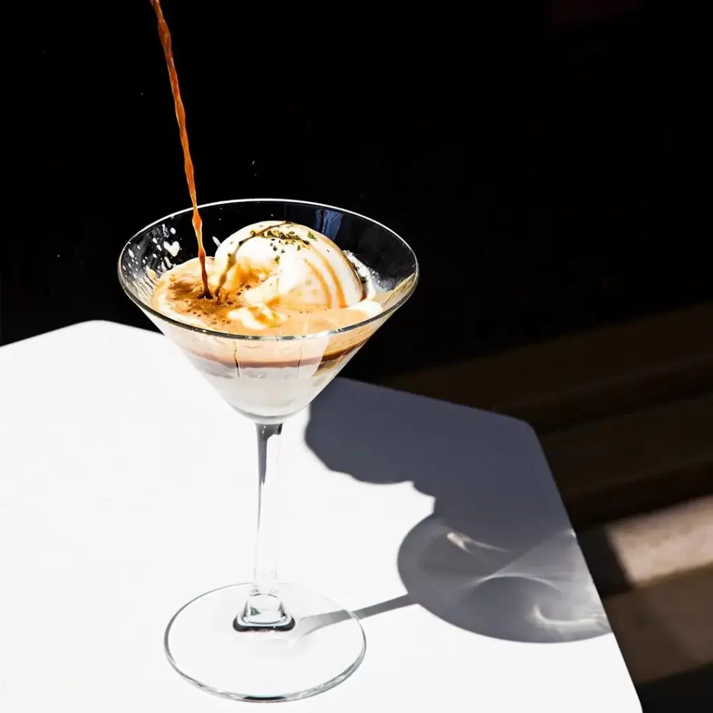 Montag Coffee Roasters Bomonti’de espresso ile servis edilen affogato – minimal tasarımlı ortamda kahve keyfi.