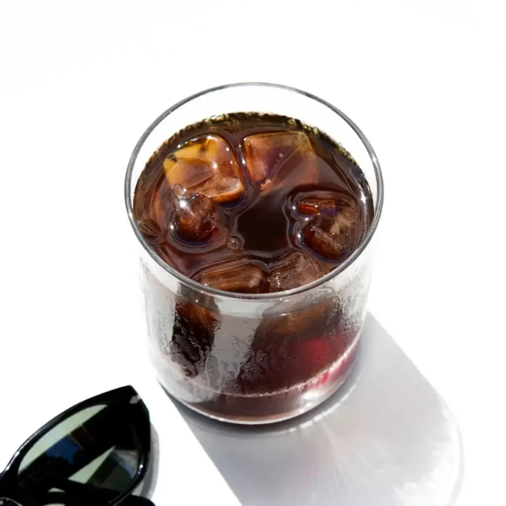Montag Coffee Roasters Bomonti’nin özel cold brew kahvesi – ferahlatıcı ve minimal sunum.