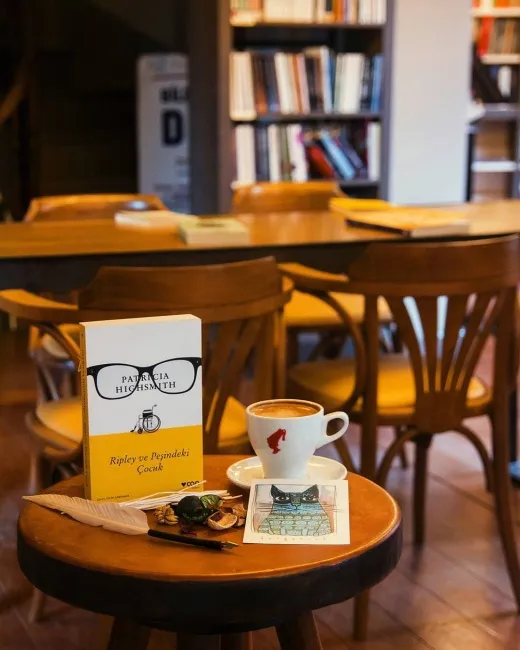 Kuzguncuk’ta Nail Kitabevi’nde kitaplar arasında kahve keyfi, Anadolu Yakası’nın en iyi kitap cafélerinden biri.