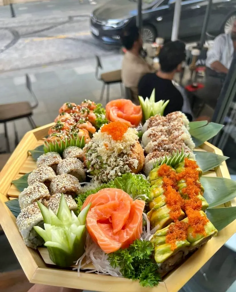 Naomi Nişantaşı’nda sashimi, roll ve nigiri çeşitlerinden oluşan karışık sushi tabağı — Nişantaşı mekanları rehberinden.