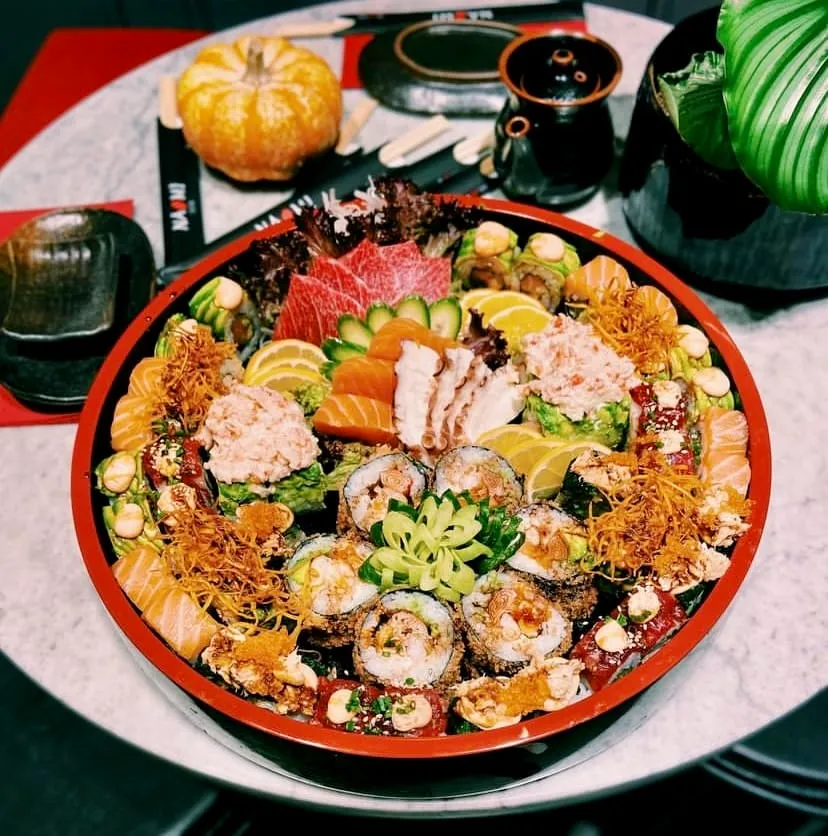 Naomi Nişantaşı’nda somon, avokado ve susamlı roll çeşitleriyle sushi tabağı — Nişantaşı mekanları rehberinden.