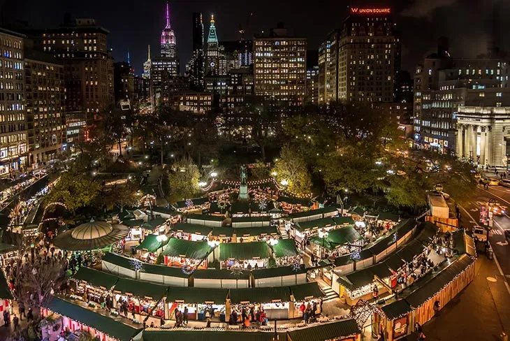 New York Union Square yılbaşı pazarı – ışıl ışıl şehir manzarası ve alışveriş stantları