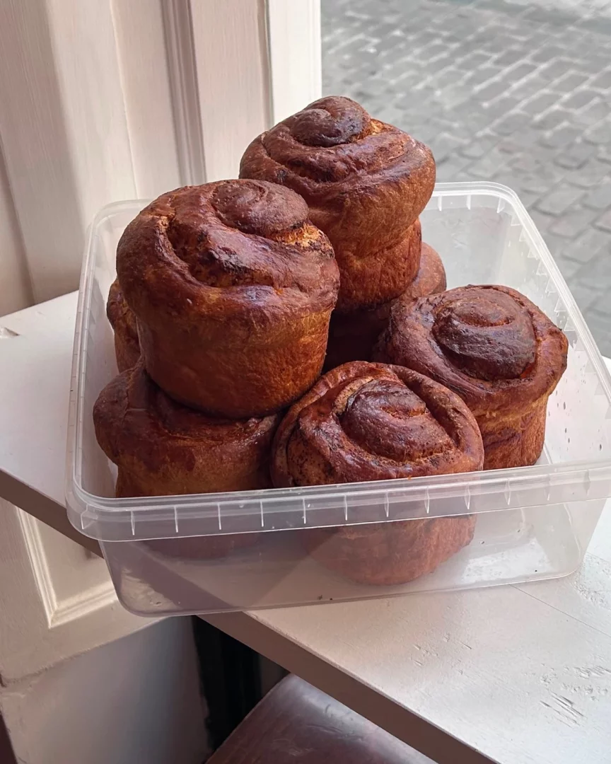 Beyaz bir pervazın üzerinde şeffaf plastik kapta, Cihangir gibi yerlerde sıkça rastlanan lezzetli fırın ürünlerinden esintiler sunan, üst üste dizilmiş, üzeri spiral desenli, kızıl kahverengi renginde birçok hamur işi bulunuyor.