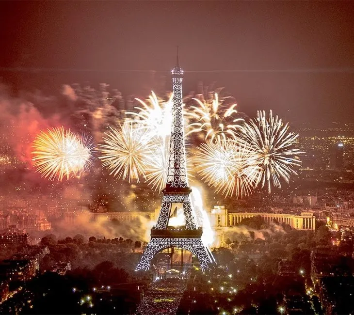 Paris’te yılbaşı kutlamaları – Eiffel Kulesi havai fişek gösterisi ile ışıl ışıl manzara