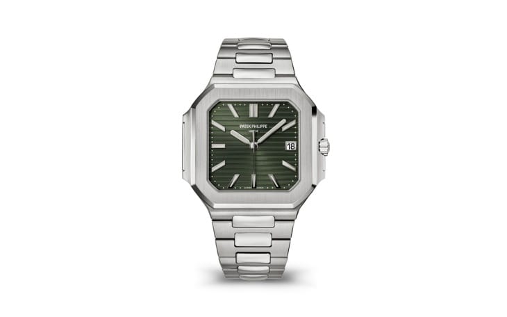 Ortasında beyaz zemin üzerinde duran, Patek Philippe Cubitus Koleksiyonu'ndan çelik kasalı ve çelik bilezikli, sportif ve zarif tasarımıyla öne çıkan, yatay çizgili zeytin yeşili kadrana ve saat 3 yönünde tarih penceresine sahip modern bir kol saati.