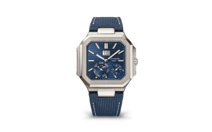 Patek Philippe'in 25 yıl aradan sonra tanıttığı Cubitus Koleksiyonu'nun zirve modeli olan, platin kasalı, derin lacivert kadranında yatay çizgiler, büyük tarih, ay evresi, gün göstergesi ve ek alt kadranlar barındıran, mavi kumaş kayışlı lüks saatin stüdyo fotoğrafı, markanın saatçilikteki yenilikçi yüzünü sergiliyor.