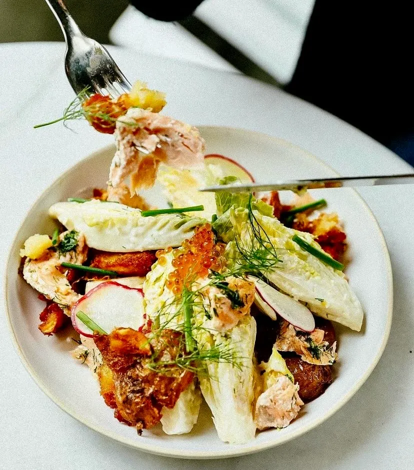 Somon, marul, turp ve özel sosla hazırlanan taze bir salata.