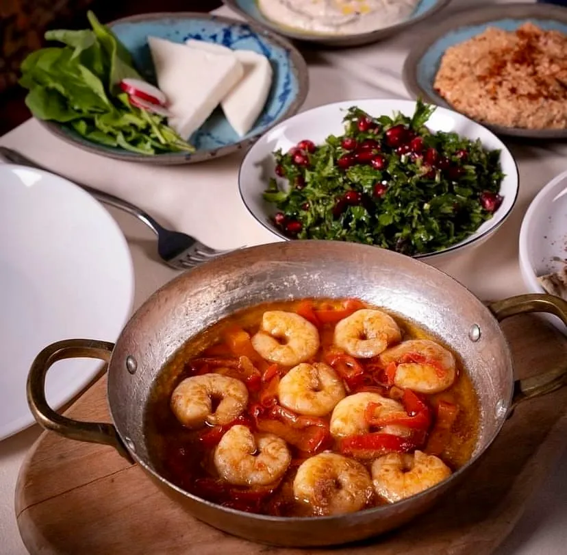 Sade Beş Denizler Nişantaşı’nda güveçte karides, roka salatası ve meze çeşitleri — Nişantaşı mekanları rehberinden.