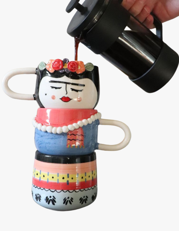 Frida Kahlo figürlü renkli seramik kupa seti, üst üste dizilen dekoratif kahve fincanları.