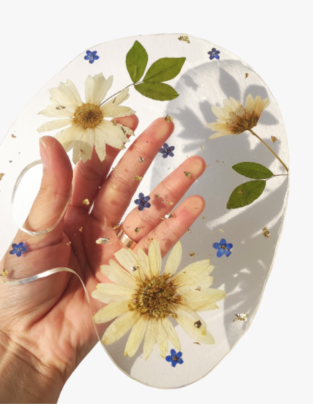 Gerçek kuru çiçekler ve altın detaylarla hazırlanmış şeffaf resin sanatçı boya paleti.