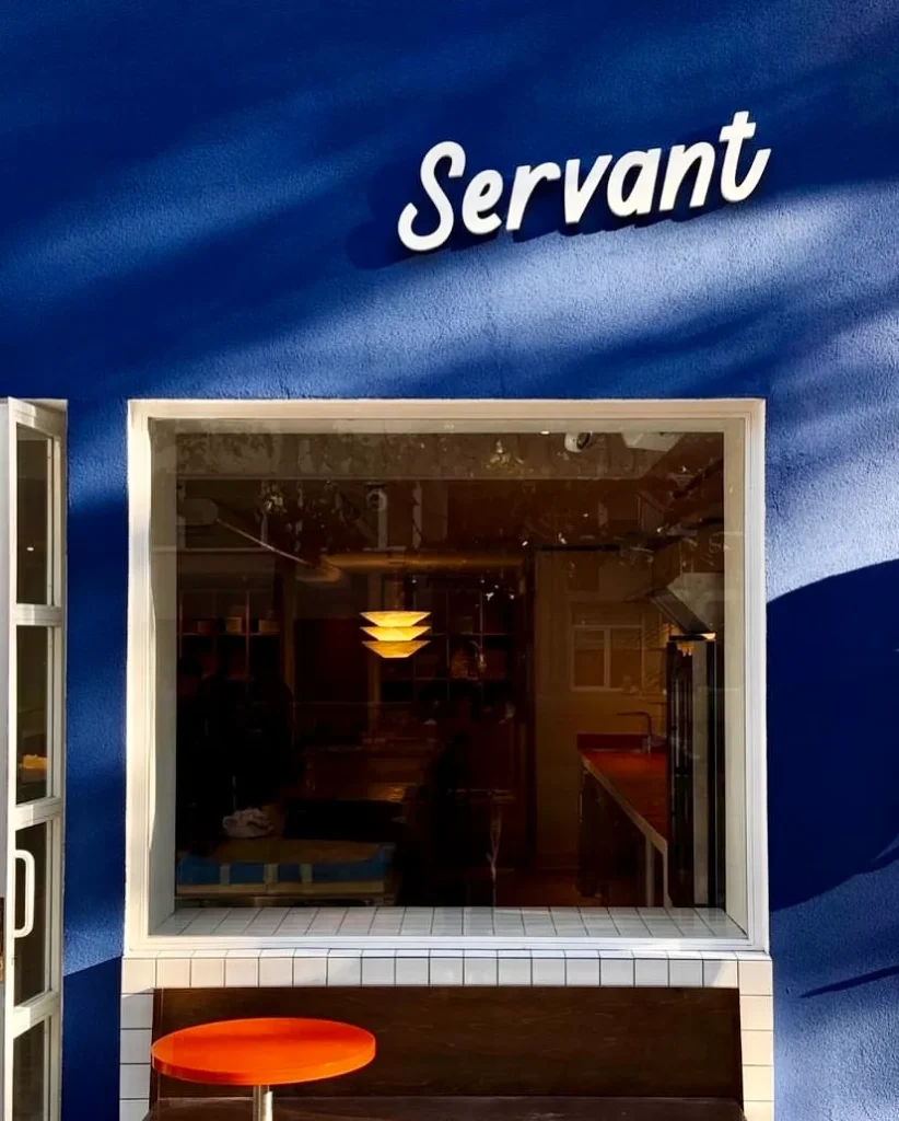 Servant Nişantaşı’nın mavi dış cephesi ve modern giriş tasarımı — Nişantaşı mekanları rehberinden.