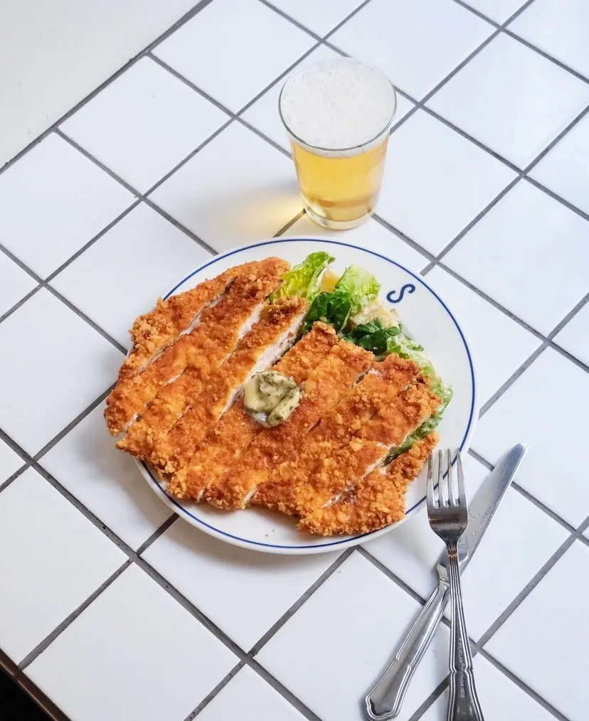 Servant Nişantaşı’nda tavuk schnitzel, salata ve bira servisi — Nişantaşı mekanları rehberinden.