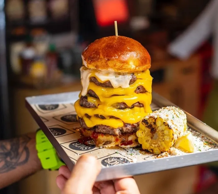 Bol peynirli burger ve patates, Caddebostan’da Anadolu Yakası’nın en iyi street food lezzetlerinden biri.