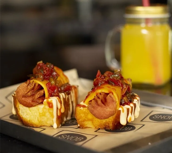 Soslu ve sosisli mini street food tabakları, Anadolu Yakası’nın popüler sokak lezzetleri arasında.