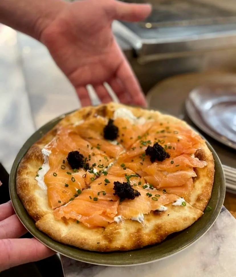 Spago Nişantaşı’nda somon dilimleri ve havyarla süslenmiş taş fırın pizza — Nişantaşı mekanları rehberinden.