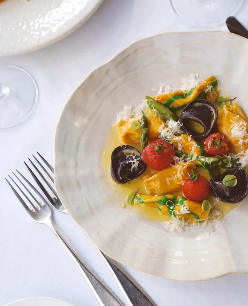 St. Regis Brasserie’nin yaratıcı sunumuyla mevsimsel makarna tabağı — Nişantaşı mekanları rehberinden.