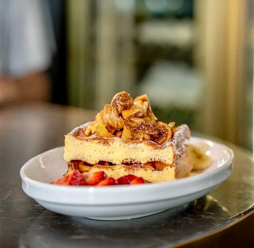 St. Regis Brasserie’de taze meyvelerle servis edilen waffle tatlısı