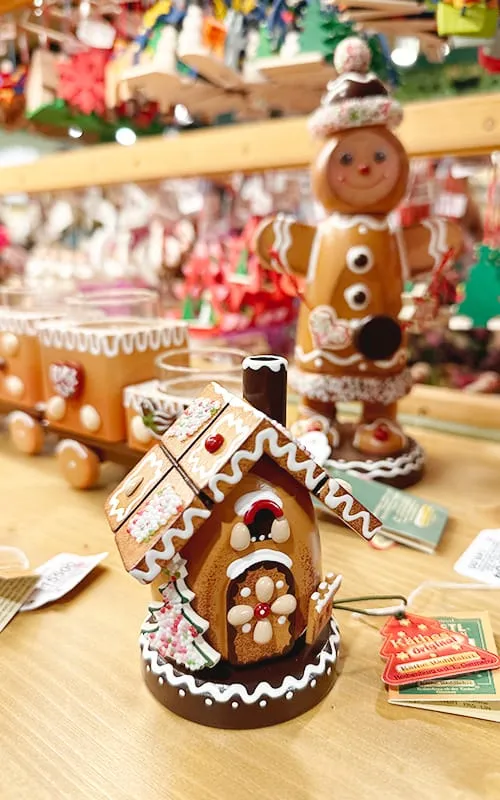 Strasbourg’da Alsace Noel Pazarları sırasında tezgâhlarda sergilenen gingerbread ev figürleri, zencefilli kurabiye süslemeleri ve yılbaşı temalı dekor ürünleri.