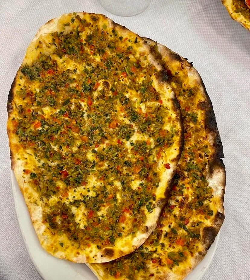 Nişantaşı mekanları rehberinde nişantaşı Tatbak’ta Antep usulü sarımsaklı lahmacun servisi