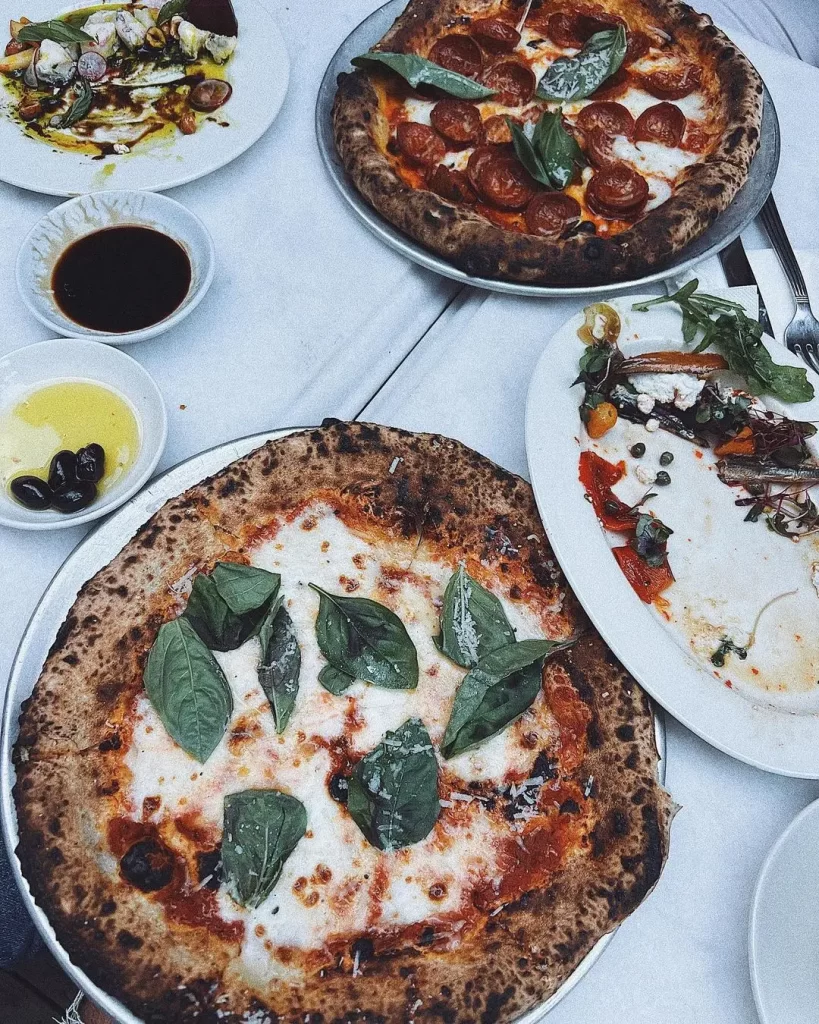 The Ordinary Bomonti’de odun fırınında pişen Margherita ve pepperoni pizza – taze malzemelerle hazırlanan İtalyan lezzetleri.