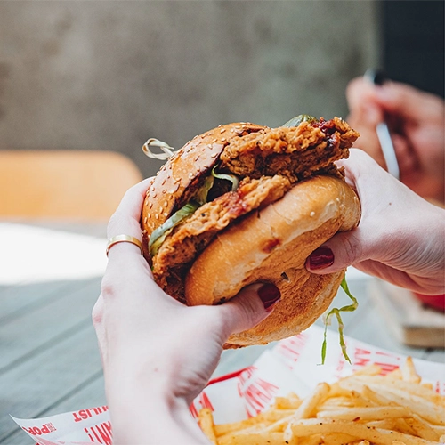 The Populist Bomonti’de el yapımı burger ve patates kızartması – craft bira ile keyifli bir akşam için ideal lezzet.