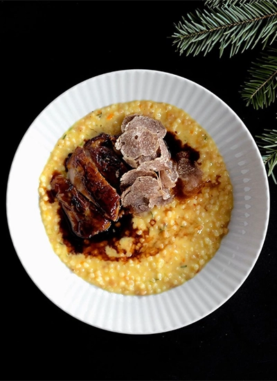 Atina’da Vezene restoranında yılbaşı için trüflü risotto ve et tabağı