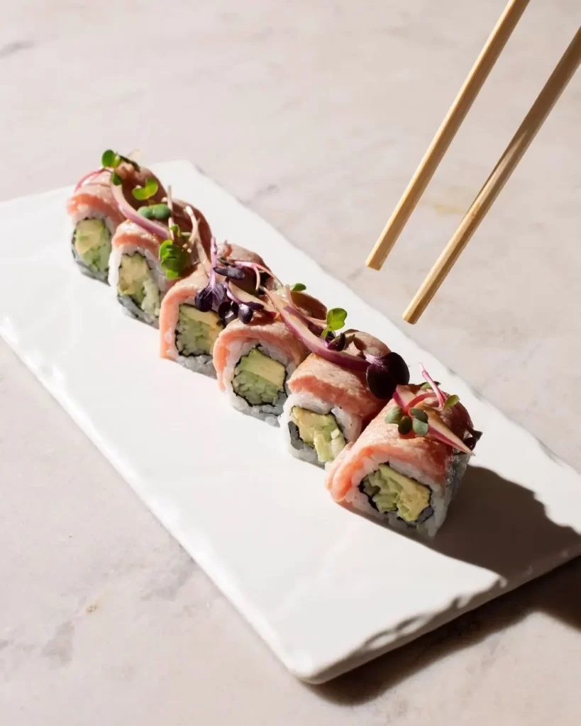 Wu Bomonti’de servis edilen Jagu Roll sushi tabağı – Uzak Doğu mutfağının taze ve estetik sunumu, Bomontiada atmosferinde.