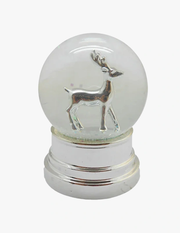 Ürün Cinsiyeti: Unisex

Ürün Tipi: Ev Dekorasyonu

Ürün Sezonsallığı: Kış / Yılbaşı

Ürün Çeşidi: Kar Küresi

Ürün Özellikleri:
Karaca Reindeer kar küresi, gümüş rengi ve yılbaşı temalı figürüyle dekorasyona nostaljik ve masalsı bir hava katar. Sehpa, konsol veya raf üzerinde dekoratif bir odak noktası oluşturur. Yılbaşı ruhunu mekâna taşıyan zamansız bir parçadır.

Öne Çıkan Detaylar:

Yılbaşı temalı geyik figürü

Gümüş renk detaylar

Dekoratif ve nostaljik tasarım

Kış dekorasyonuna uygun

Kimler Kullanıyor?
Yılbaşı dekorasyonunda masalsı ve klasik objeleri seven, evinde sıcak bir atmosfer yaratmak isteyen kullanıcılar için ideal bir aksesuardır.

Karaca Reindeer kar küresi ile yılbaşı dekorasyonunuza nostaljik ve zarif bir dokunuş katın.