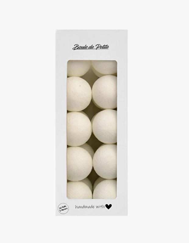 Ürün Cinsiyeti: Unisex

Ürün Tipi: Aydınlatma & Dekorasyon

Ürün Sezonsallığı: Kış / Yılbaşı

Ürün Çeşidi: Dekoratif Işıklı Obje

Ürün Özellikleri:
Boule de Petite White Wish Lights, yumuşak ışık yayılımı sayesinde çocuk odalarında sıcak ve sakin bir atmosfer yaratmak için tasarlanmıştır. Işıklı top formu, yılbaşı döneminde dekorasyona masalsı bir dokunuş eklerken, sade beyaz rengiyle sezon dışı kullanımda da uyumlu bir görünüm sunar.

Öne Çıkan Detaylar:

Yumuşak ve göz yormayan ışık

Masalsı ışıklı top tasarımı

Çocuk odasına uygun sıcak atmosfer

Yılbaşı dekorasyonuna uyumlu

Kimler Kullanıyor?
Çocuk odalarında sakin, güvenli ve hayal gücünü destekleyen bir ambiyans yaratmak isteyen ebeveynler için ideal bir dekoratif aydınlatmadır.

White Wish Lights ışıklı top ile çocuk odalarına yılbaşı ruhunu yansıtan sıcak ve masalsı bir aydınlatma ekleyin.