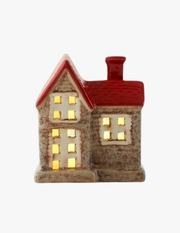 Ürün Cinsiyeti: Unisex
Ürün Tipi: Ev Dekorasyonu & Aydınlatma
Ürün Sezonsallığı: Kış / Yılbaşı
Ürün Çeşidi: LED’li Dekoratif Obje
Ürün Özellikleri:
Bella Maison LED’li dekoratif aydınlatma, kırmızı rengi ve kompakt boyutuyla yılbaşı dekorasyonuna sıcak ve samimi bir ışık ekler. Yumuşak LED ışığı sayesinde masa, raf veya pencere önlerinde ambiyans yaratmak için idealdir. Küçük boyutuna rağmen dekorasyonda etkili bir vurgu sunar.
Öne Çıkan Detaylar:
LED ışıklı dekoratif tasarım
Kırmızı, yılbaşı temalı renk
Kompakt ve kolay konumlandırma
Sıcak ambiyans etkisi
Kimler Kullanıyor?
Yılbaşı dekorasyonunda ışıkla atmosfer yaratmayı seven, küçük ama etkili dekoratif objeleri tercih eden kullanıcılar için idealdir.
Bella Maison LED’li kırmızı dekoratif aydınlatma ile evinize sıcak ve festive bir yılbaşı ambiyansı kazandırın.