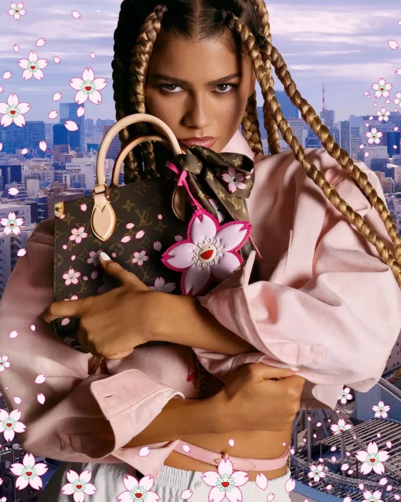 Zendaya, Louis Vuitton x Takashi Murakami Cherry Blossom koleksiyonuna ait çantayı Tokyo manzarası eşliğinde tanıtıyor. Çiçek motifleri, bahar enerjisini zarif bir stille yansıtıyor.