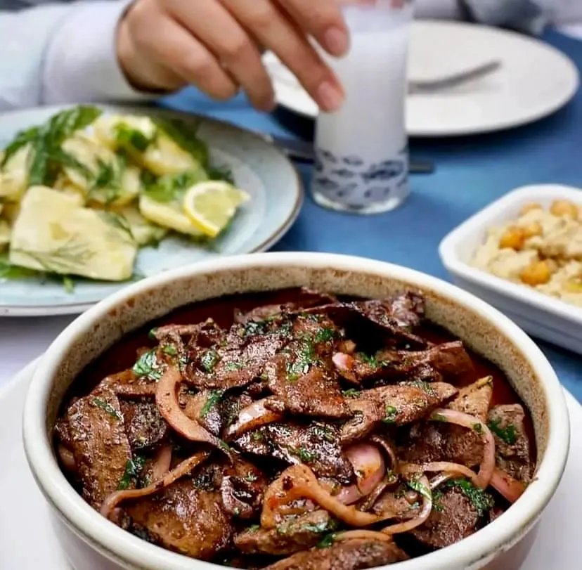 Akbaba’lı Meyhane Asmalımescit’te soğanlı ciğer tabağı, zeytinyağlı meze çeşitleri ve rakı sofrası