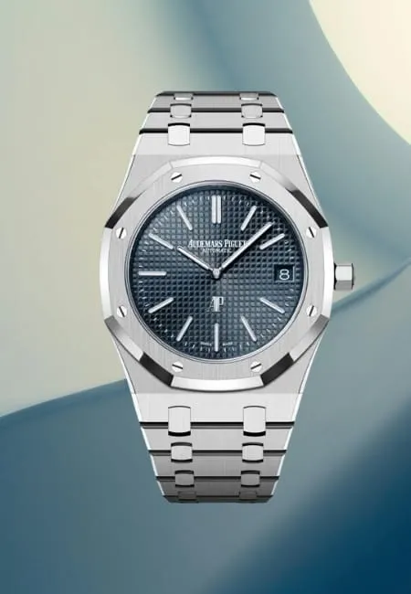 Audemars Piguet Royal Oak modeli, mavi kadranlı, paslanmaz çelik kasa ve bilezikli, ikonik sekizgen bezel tasarımıyla lüks spor saatlerin öncüsü İsviçre saati.