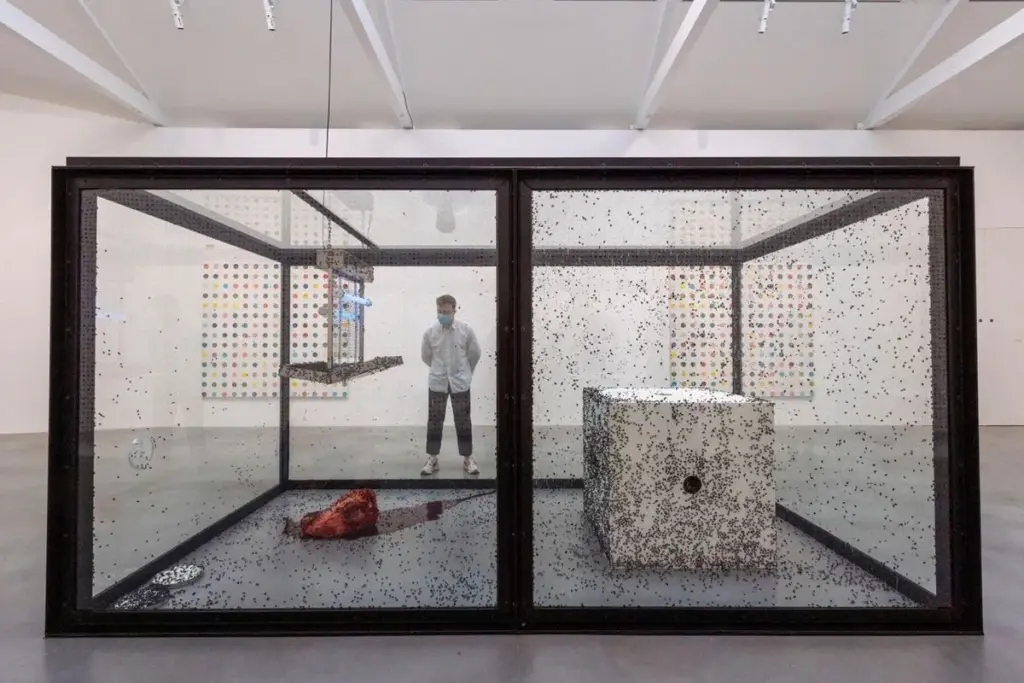 Damien Hirst’in “A Thousand Years” adlı canlı sinek ve inek kanıyla dolu enstalasyonu, yaşam ve ölüm döngüsünü sorgulayan çarpıcı bir eser.
