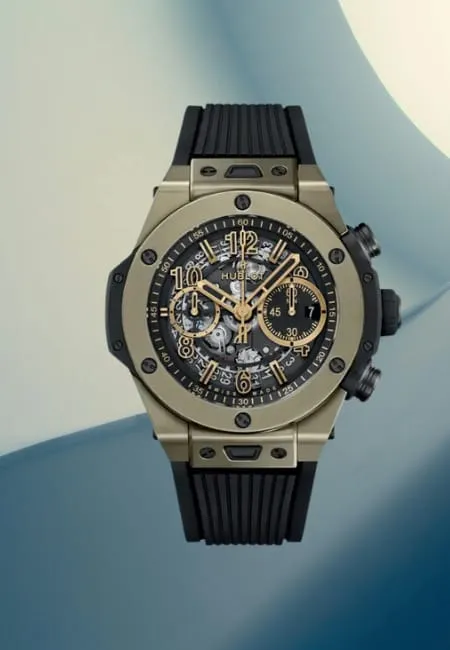 Hublot Big Bang modeli, siyah kauçuk kayışlı, açık mekanizma detaylı ve altın tonlu indekslere sahip lüks İsviçre spor saati