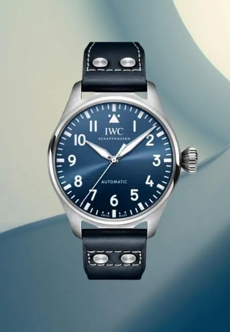 IWC Schaffhausen Big Pilot modeli, mavi kadranlı, siyah deri kayışlı ve büyük indeksli tasarımıyla pilot saatlerinin ikonik İsviçre lüks saati