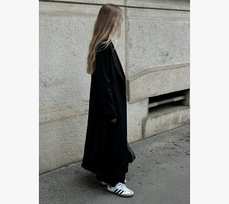 Siyah uzun kaban ve Adidas sneaker ile çabasız lüks İskandinav stil