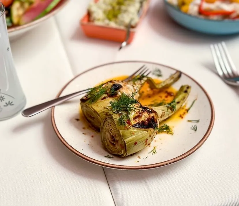 Mahkeme Lokantası Karaköy’de rakı sofralarına eşlik eden zeytinyağlı enginar