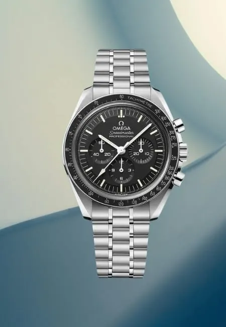Omega Speedmaster Professional Moonwatch modeli, siyah kadranlı ve paslanmaz çelik bilezikli kronograf tasarımıyla Ay’a çıkan ilk astronotların kullandığı ikonik İsviçre lüks saati.