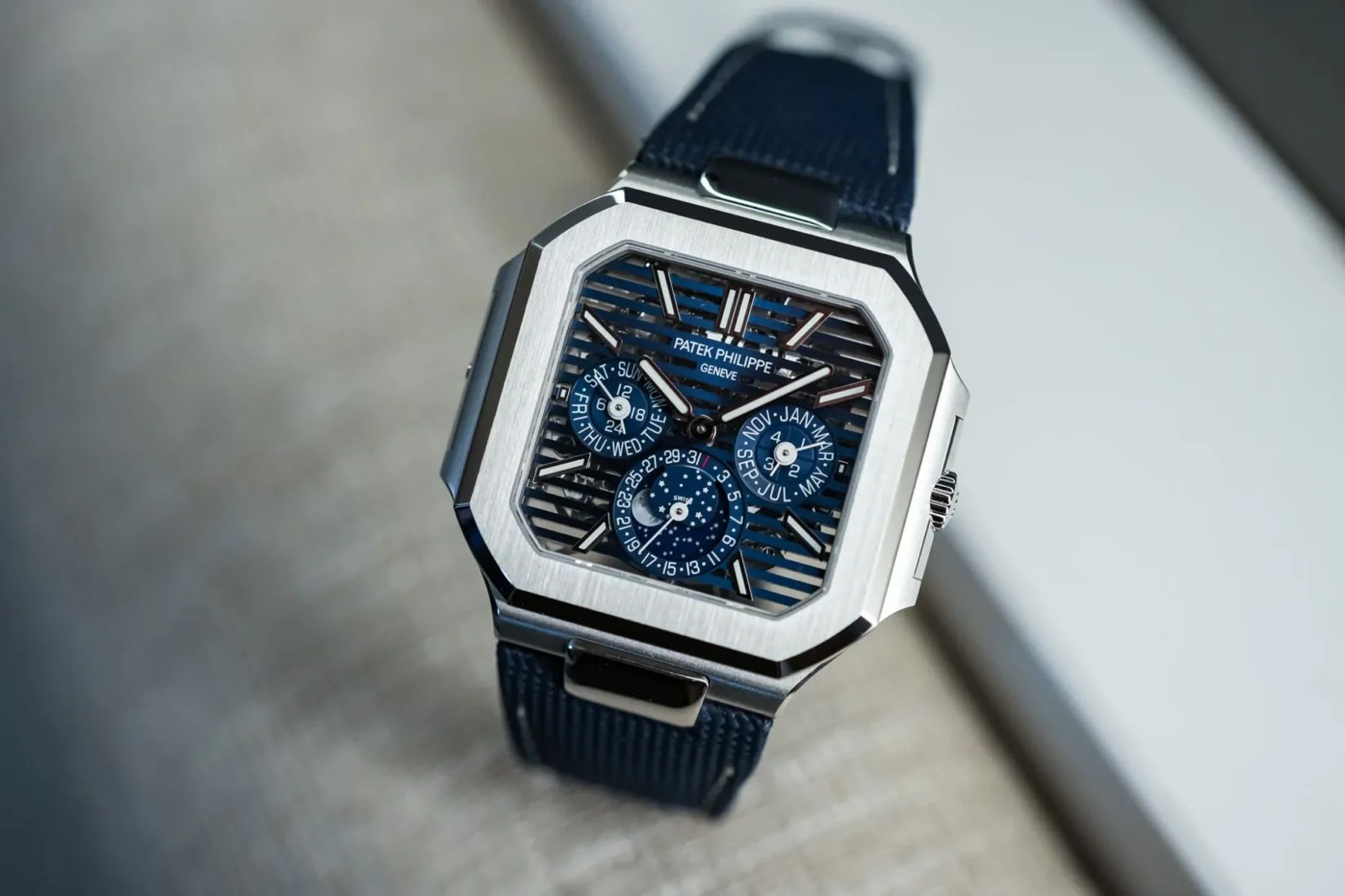 Patek Philippe Cubitus Perpetual Calendar Skeleton 5840P-001 model saat, iskelet tasarımıyla iç mekanizmalarını gözler önüne sererken, perpetual takvim özelliği sayesinde gün, tarih, ay ve ay evresi gibi bilgileri şık alt kadranlarda gösteren karmaşık ve zarif bir lüks saattir.