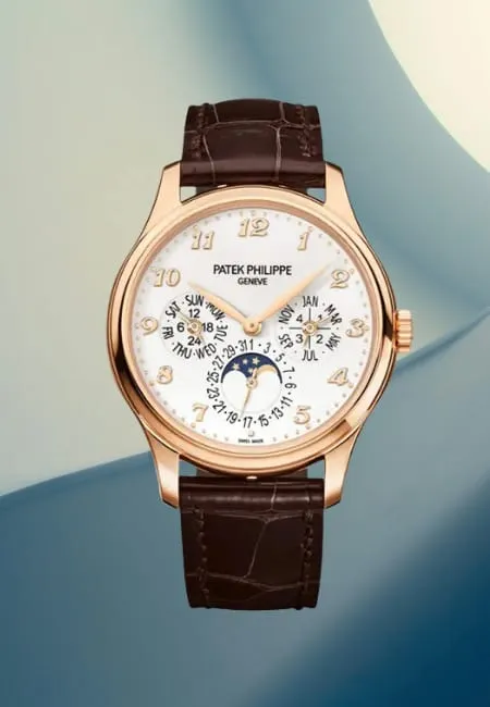 Patek Philippe Grand Complications modeli, pembe altın kasalı, kahverengi deri kayışlı ve ay fazı göstergeli beyaz kadranıyla İsviçre’nin en prestijli lüks saatlerinden biri.