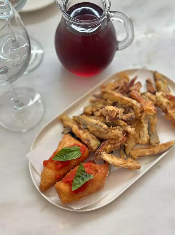 Pizzeria Il Pellicano sıcak başlangıç tabağı.