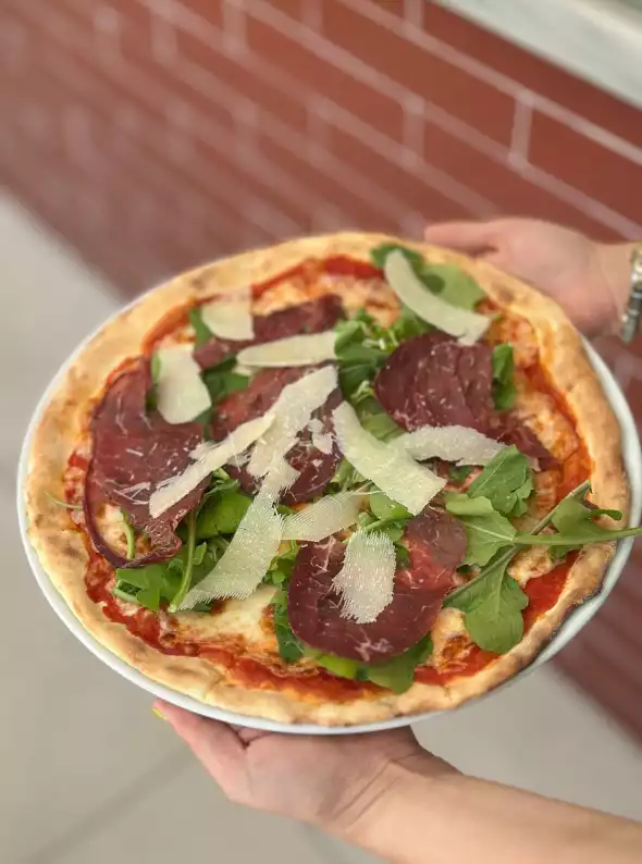 Pizzeria Il Pellicano fame etli pizzası.