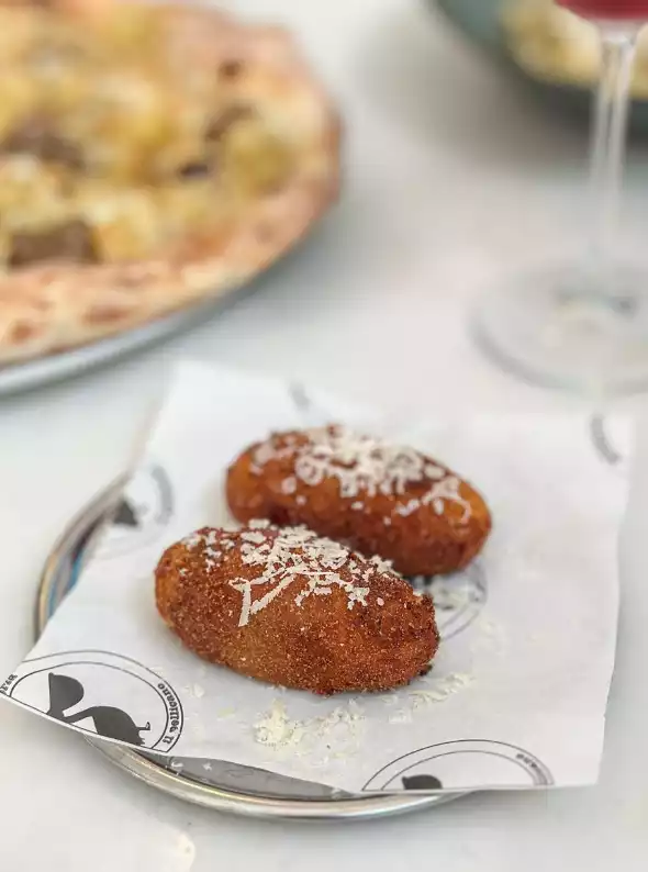 Pizzeria Il Pellicano kızarmış başlangıç menüsü.