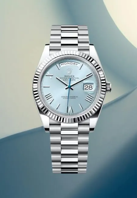 Rolex Day-Date modeli, platin kasalı, buz mavisi kadranlı ve paslanmaz çelik bilezikli tasarımıyla lüks ve prestijin simgesi İsviçre saati